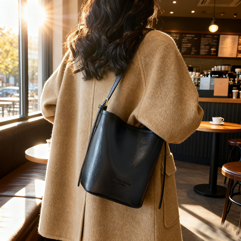 Bolsa de cubo retro coreana para mujeres 2025 nuevo invierno de alta calidad bolso de madre de sensación de hombro casual bolso de hombro