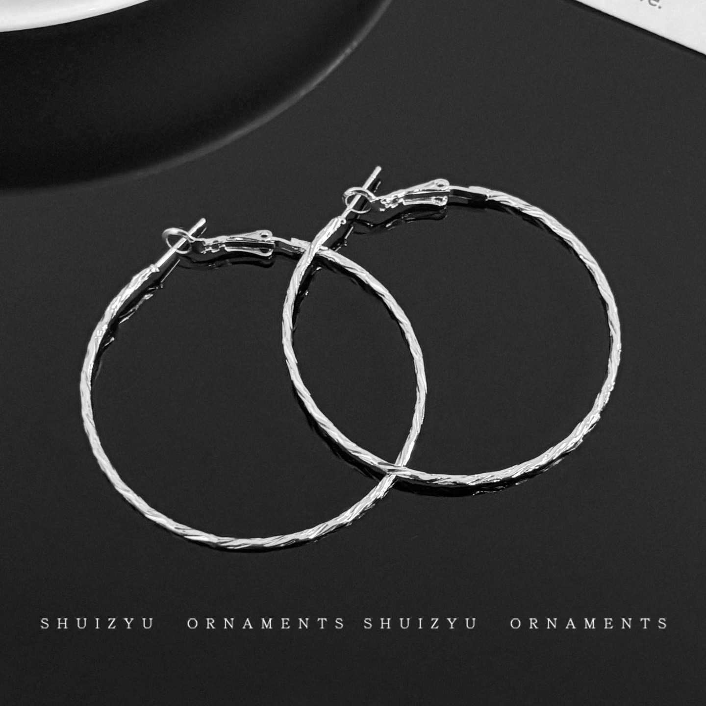 Pendientes de aro lisos para mujer, lujo ligero, pendientes de alta gama, pendientes populares, aretes de diseño exclusivo, aretes de otoño e invierno al por mayor