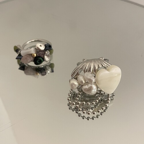 A versatile and lightweight luxury ring for women featuring freshwater pearls, designed in a French Baroque style with a shell tassel, exuding a sophisticated and elegant charm.