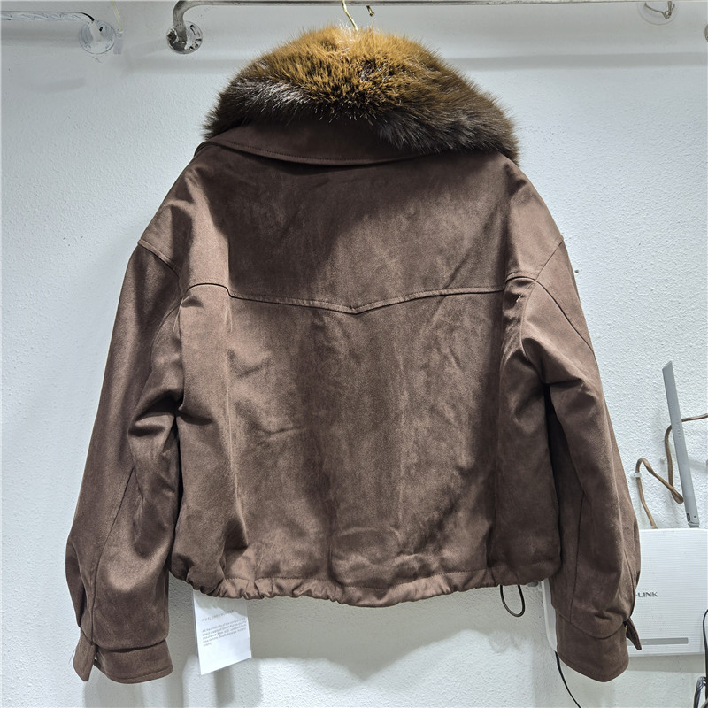 Trajes de algodón para mujeres cortos de invierno 2025 nuevos trajes de algodón calientes gruesos de moda de abrigo de piel de peluche de moda