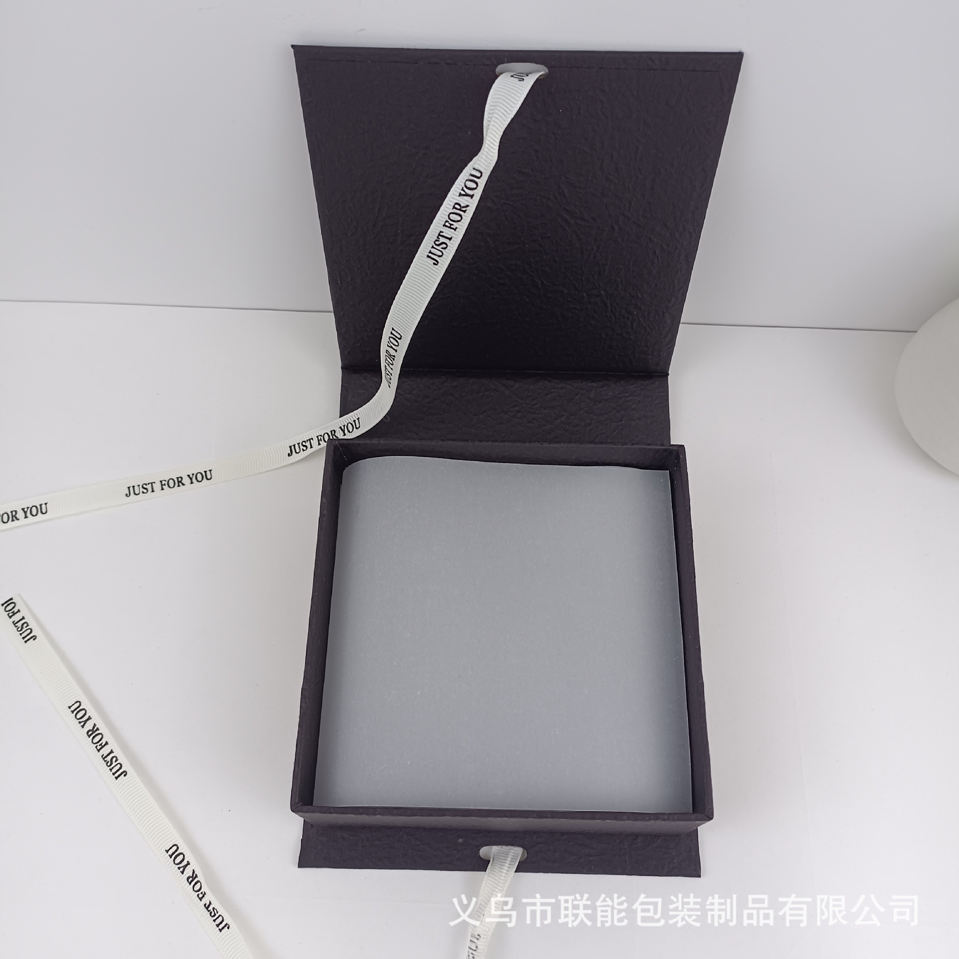 손으로 검은 색 반죽 (스펀지 황산 종이 포함);10.5*10.5*4.7cm