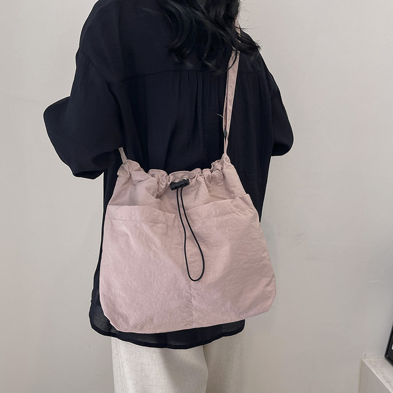 A stylish single-shoulder crossbody bag for 2024, a large-capacity casual commuting bag for classes, and a beautiful and fashionable underarm bag for women undefined