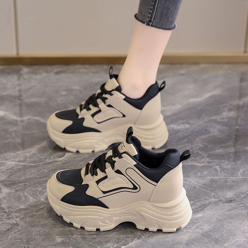 Zapatos de papá para mujeres 2026 nuevo estilo de primavera y otoño mostrando pies pequeños de fondo grueso elevados en línea calles fritas callejeras elevadas zapatillas deportivas casuales