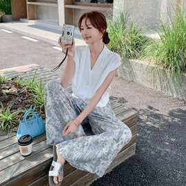 白色马甲百搭小衫搭配晕染棉麻阔腿裤---