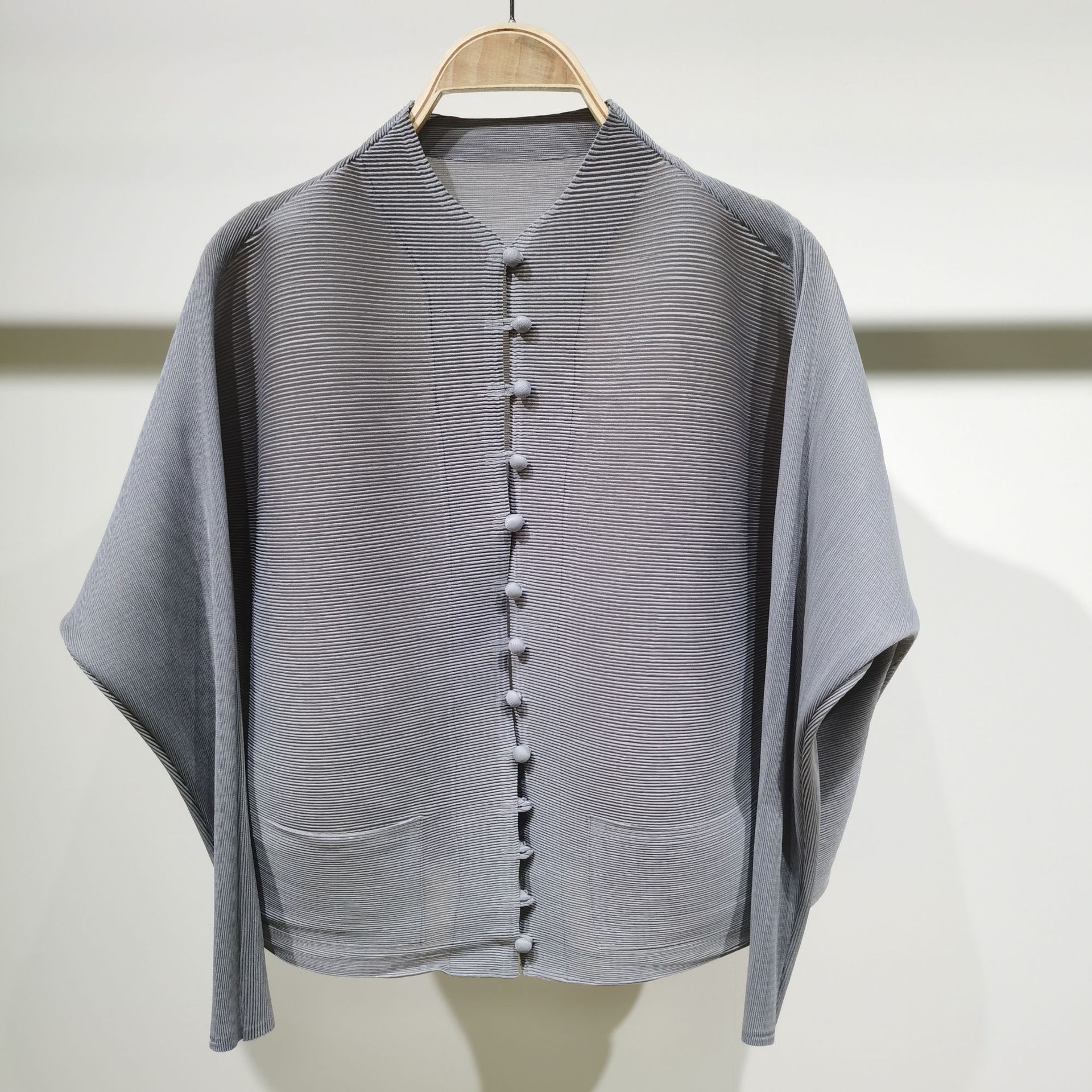 Suministro directo de fábrica, top informal de otoño y primavera 2024, de alta gama, plisado, moderno, con cuello alto, manga larga, talla grande, holgado, de botonadura sencilla. image 17