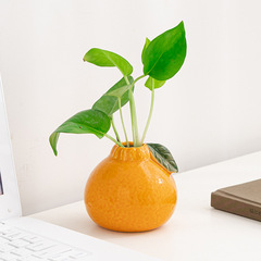 みかんの陶磁器の小さい花瓶の置物の客間の生け花の水培の植物の生花の緑の羅の情緒の安定のデスクトップの装飾品