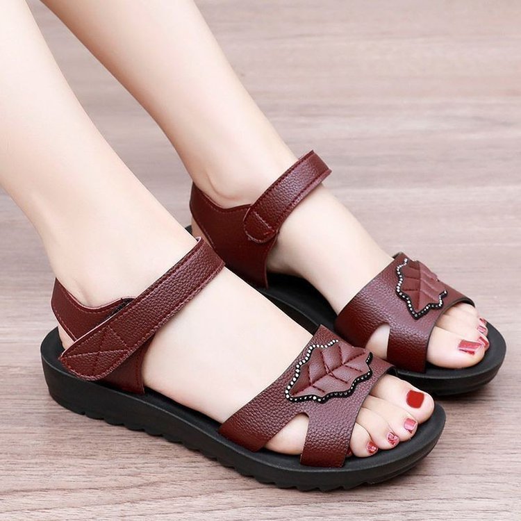 Sandalias para mujer, verano 2025, nuevo estilo, zapatos casuales de playa de moda de fondo suave, sandalias planas de cuero suave con velcro