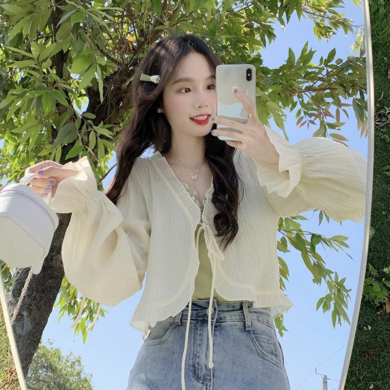 Women's sun protection cardigan with unique design, thin and refreshing style, perfect for summer. Korean style, chic and short.