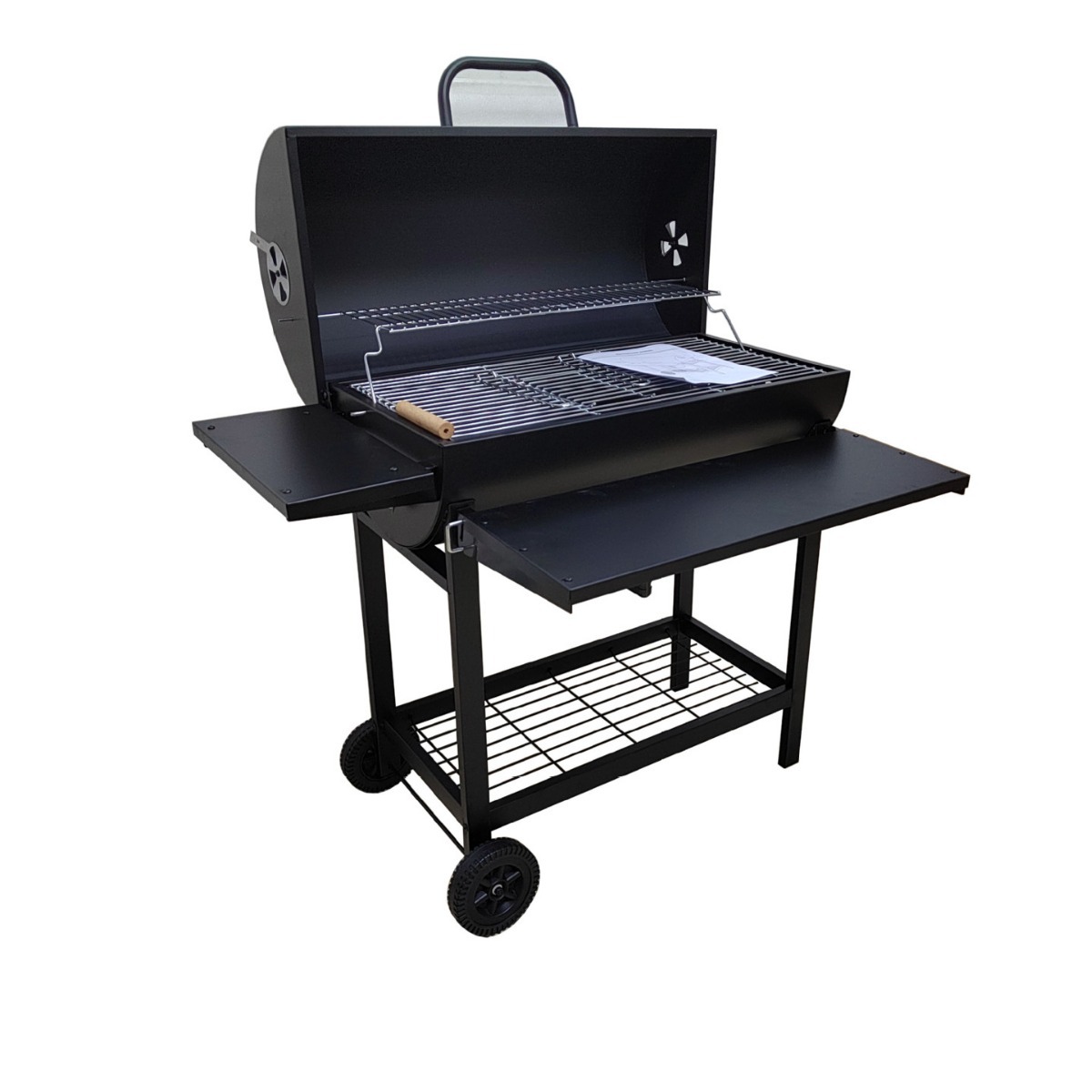 El fabricante suministra una parrilla para barbacoa de barril de aceite completamente cerrada de 42 cm de diámetro con ruedas y un panel frontal plegable.