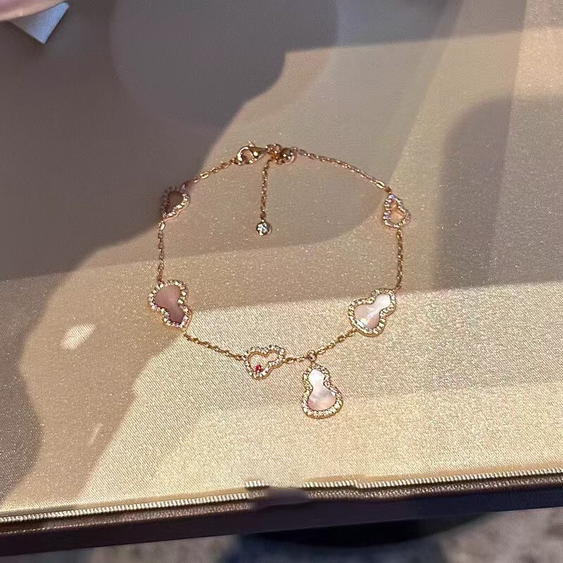 Red Riding Book Explosions Imitation Fritillaria Gourd Flash Bracelet Temperament High-level Sense of Chanel Style Exquisite Jewelry for Women Red Riding Book Explosions Imitation Fritillaria Gourd Flash Bracelet Temperament High-level Sense of Chanel Style Exquisite Jewelry for Women
