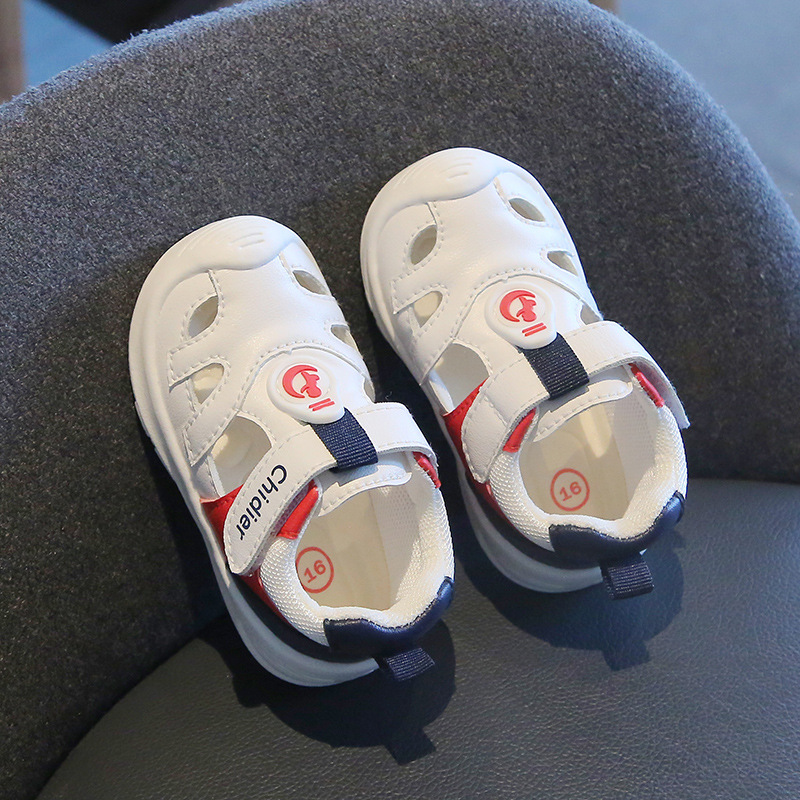 Deportes de los niños medias sandalias de verano nuevos niños y niñas superficie de cuero hueco zapatos de bebé cabeza bolsa zapatos de playa inferior suave todo partido
