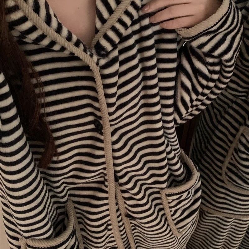 Pijamas de franela con rayas encapuchadas mujeres otoño y invierno nuevo tipo de terciopelo más grueso y cálido conjunto de ropa casera de franela