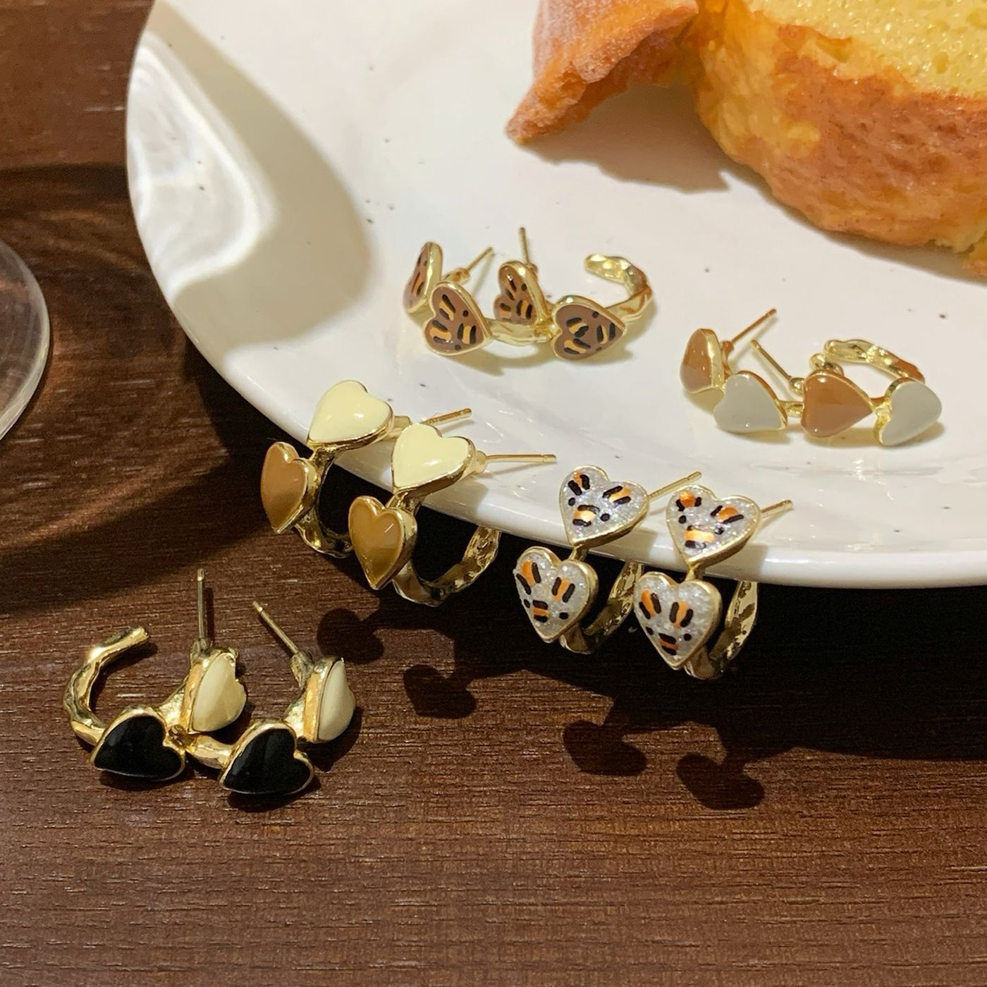 Vintage-Style Leopard Print Oil-Drip C-Shaped Earrings for Women, Silver Needle, Simple, Compact, Exquisite Earrings, Trendy and Popular Ear Accessories