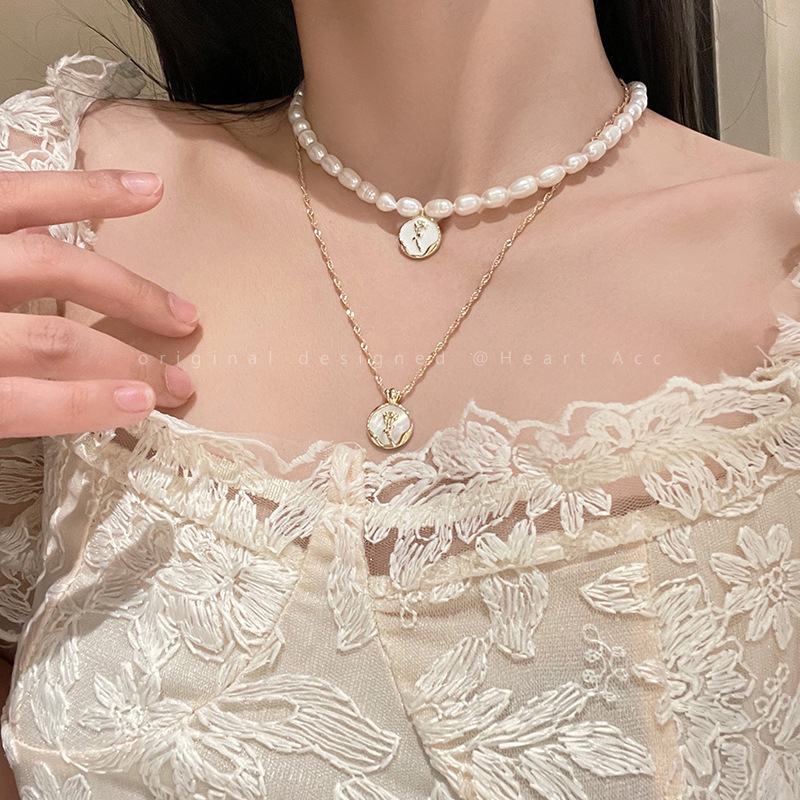 Retro pendant from pearl