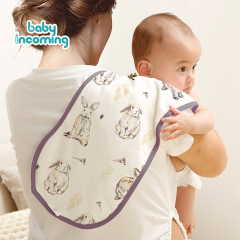新入生の赤ちゃんはタオルをたたいて、乳を吐くのを防ぎます。