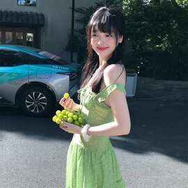 法式气质清冷感绿色碎花吊带连衣裙女设计感收腰显瘦海边度假长裙