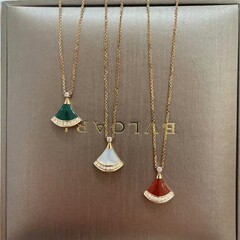 Baojia 高バージョン小さなスカートネックレス女性の扇形のカーネリアンペンダント鎖骨チェーン工場直販
