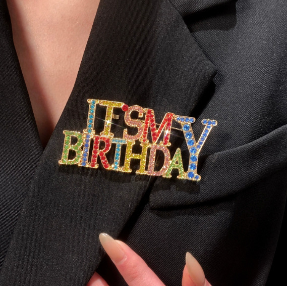 欧美跨境彩钻英文字母生日胸针男女时尚西装别针胸花配饰生日礼物|undefined