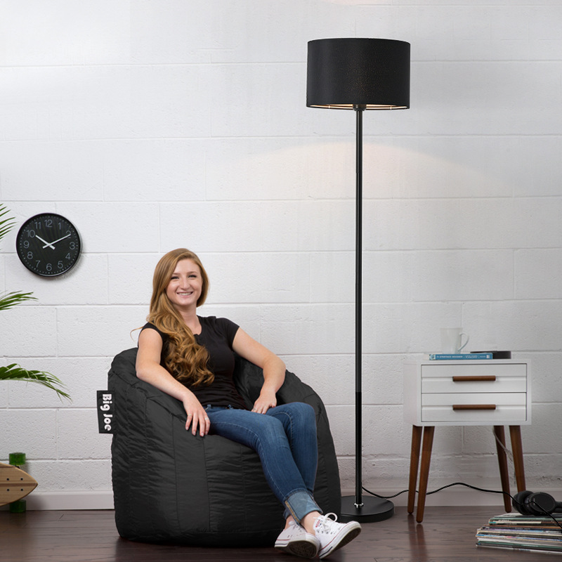 전구가없는 검은 검은 색 전등