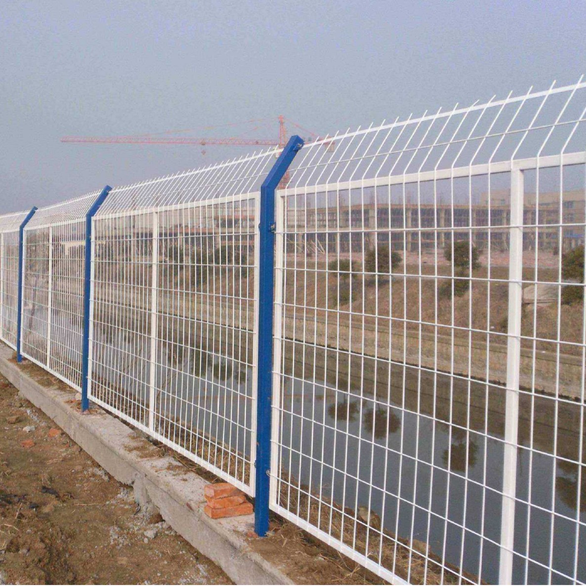 三角折弯框架护栏网公路河道防护隔离网浸塑防锈可按需定制围栏