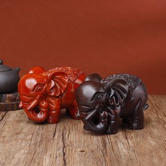 黒檀の木彫りの象は木の対の客間の装飾品を飾って贈り物をします。