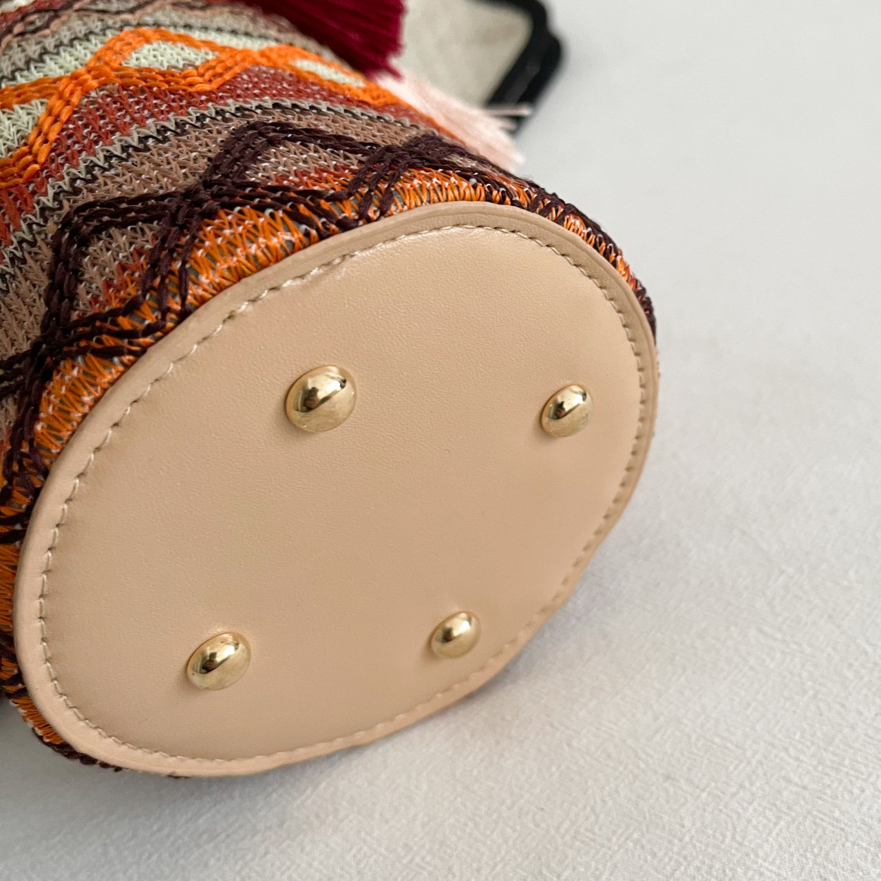 2024 New Shoulder Fashion Bohemian Ethnic Feng Shui Bucket Tassel Chain Women's Small Bag_voghion.com