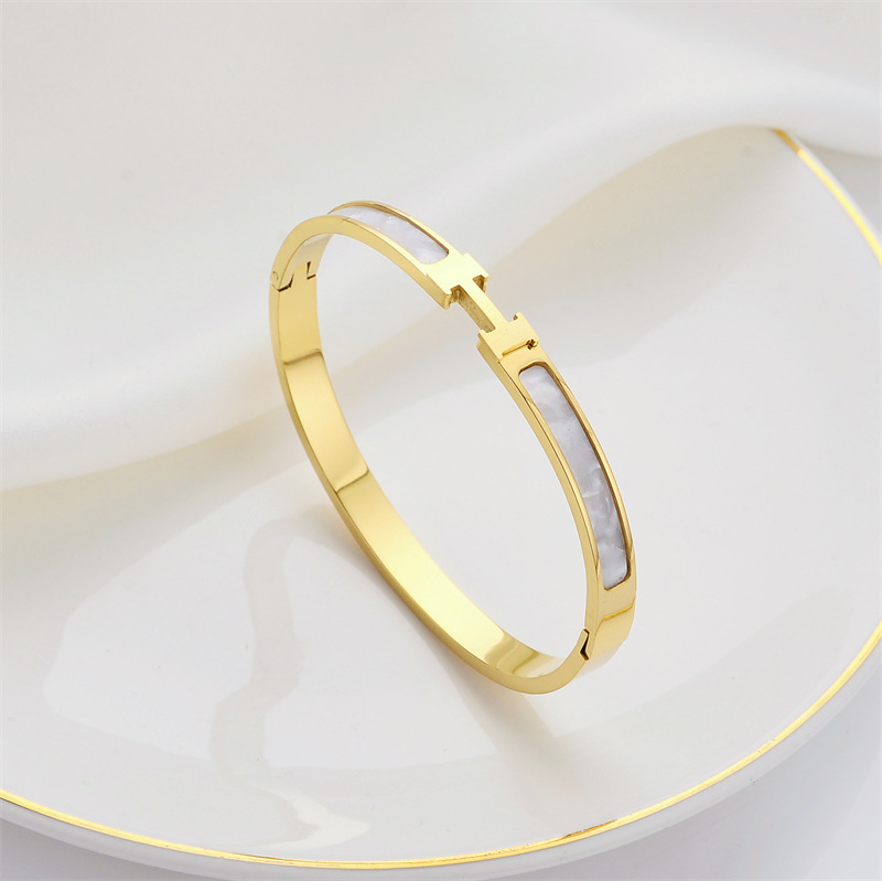 Pulsera de titanio y acero para mujer, diseño moderno y sencillo, pulsera de lujo que no se desvanece, venta al por mayor en stock.