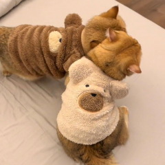 金三箱の同じタイプの猫の金はだんだん層の秋冬の服の頭をかぶせて保温するペットの服装の犬のベストのかわいい写真を撮ります。