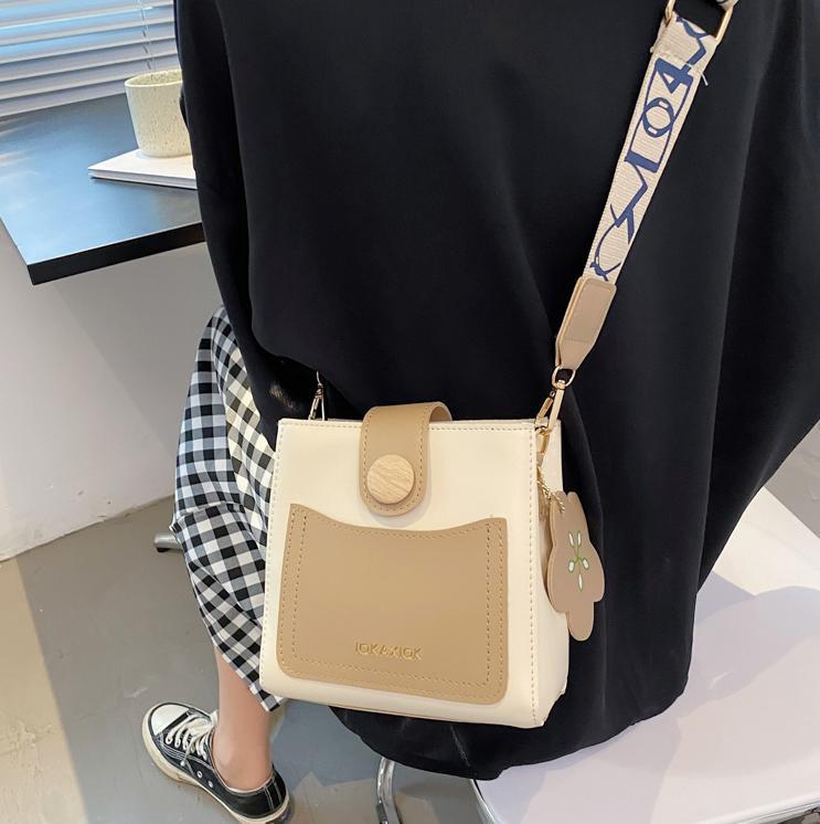 Bolsa de comercio exterior para mujeres 2025 nueva versión coreana universal nicho bolso de cubo de alta calidad sensación extranjera bolso de hombro único