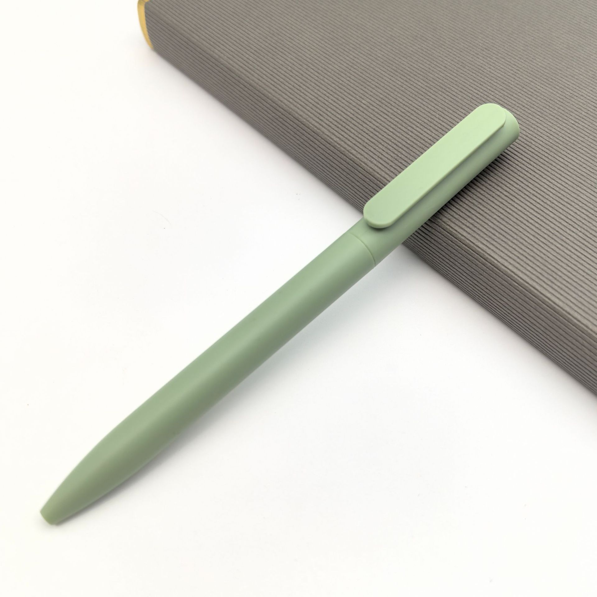 Bolígrafo giratorio de plástico de venta caliente transfronterizo, bolígrafo publicitario de varilla esmerilada, bolígrafo de hotel de color, logotipo personalizado, regalo