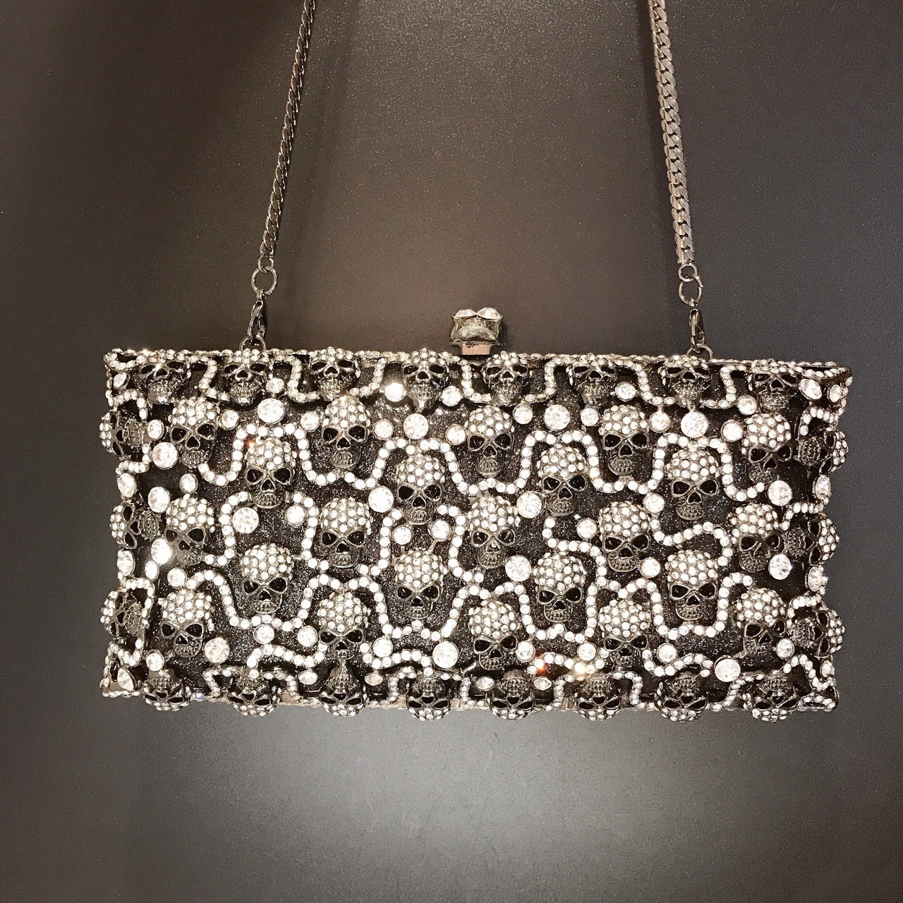 Túi clutch dạ tiệc hộp cứng đính đá hình đầu lâu — Màu đen chi tiết 4