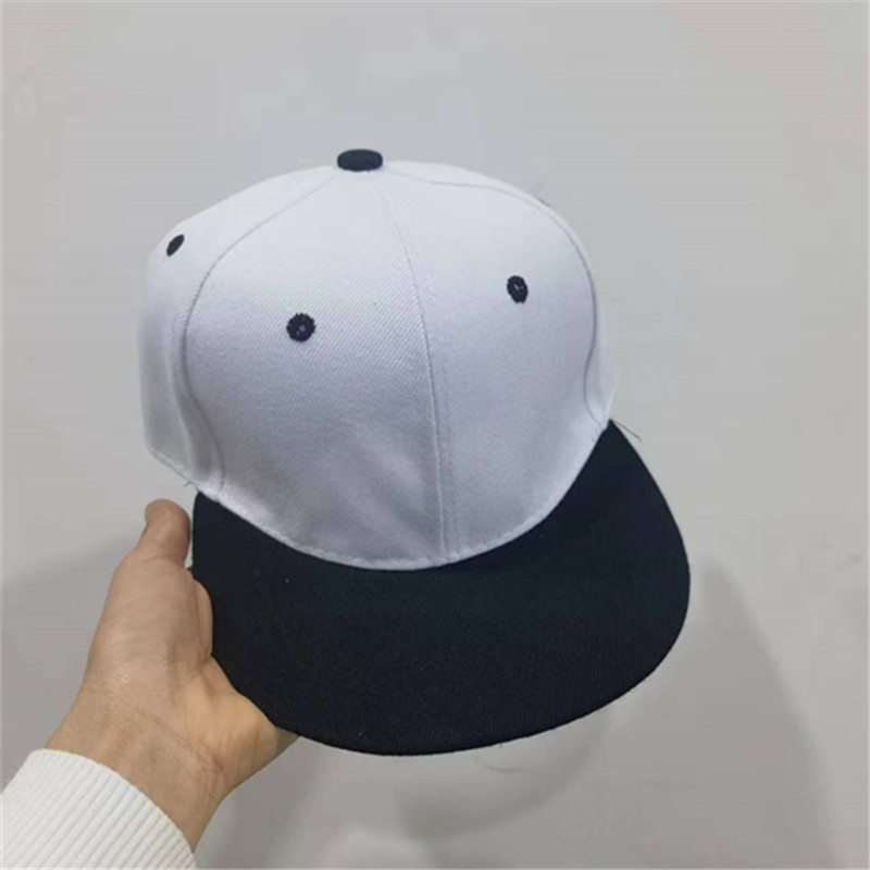 흰색 상단 검은 가장자리