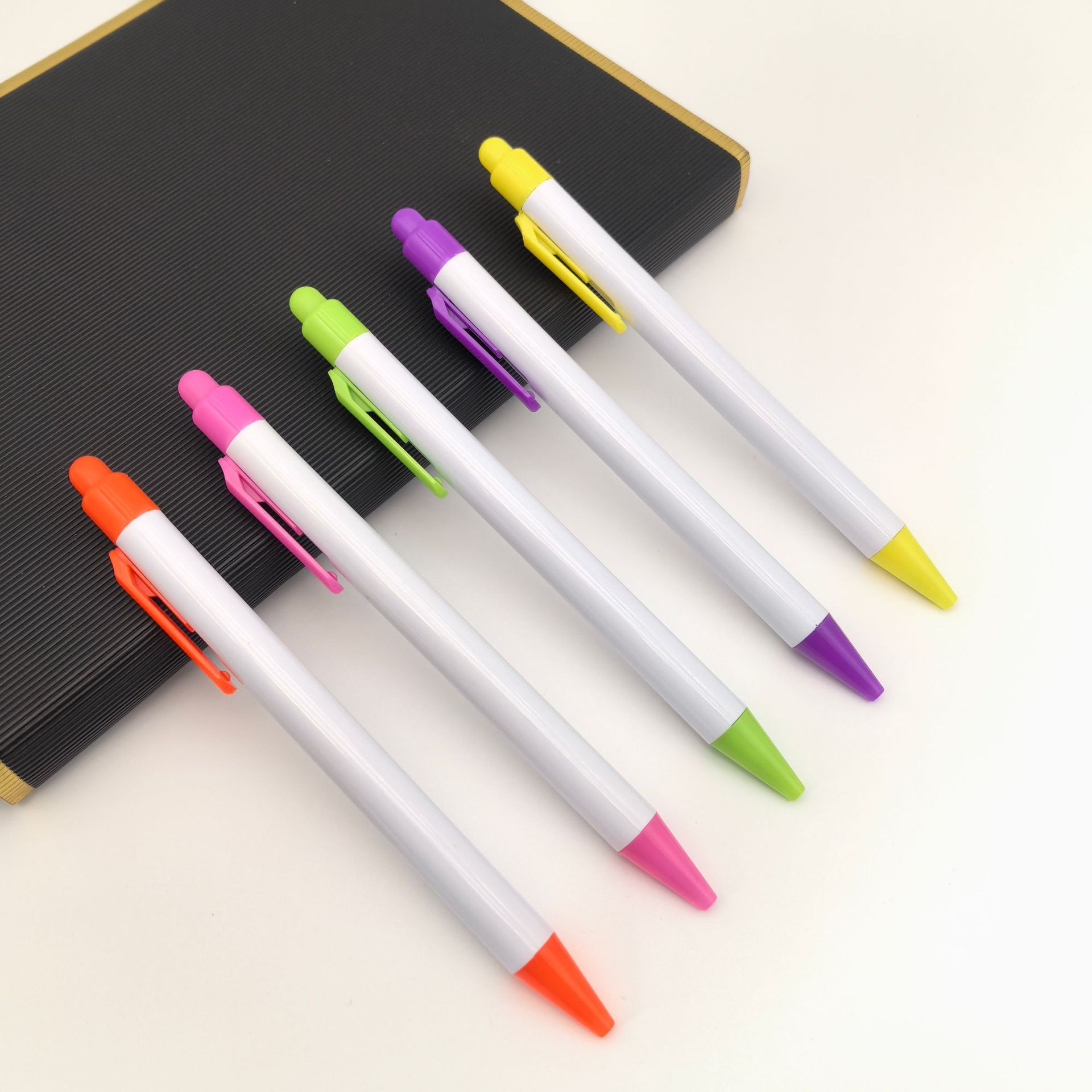 La parte superior de la bolígrafo de muñeca se puede instalar en la película de muñeca tridimensional de la bolígrafo publicitario DIY personalizado