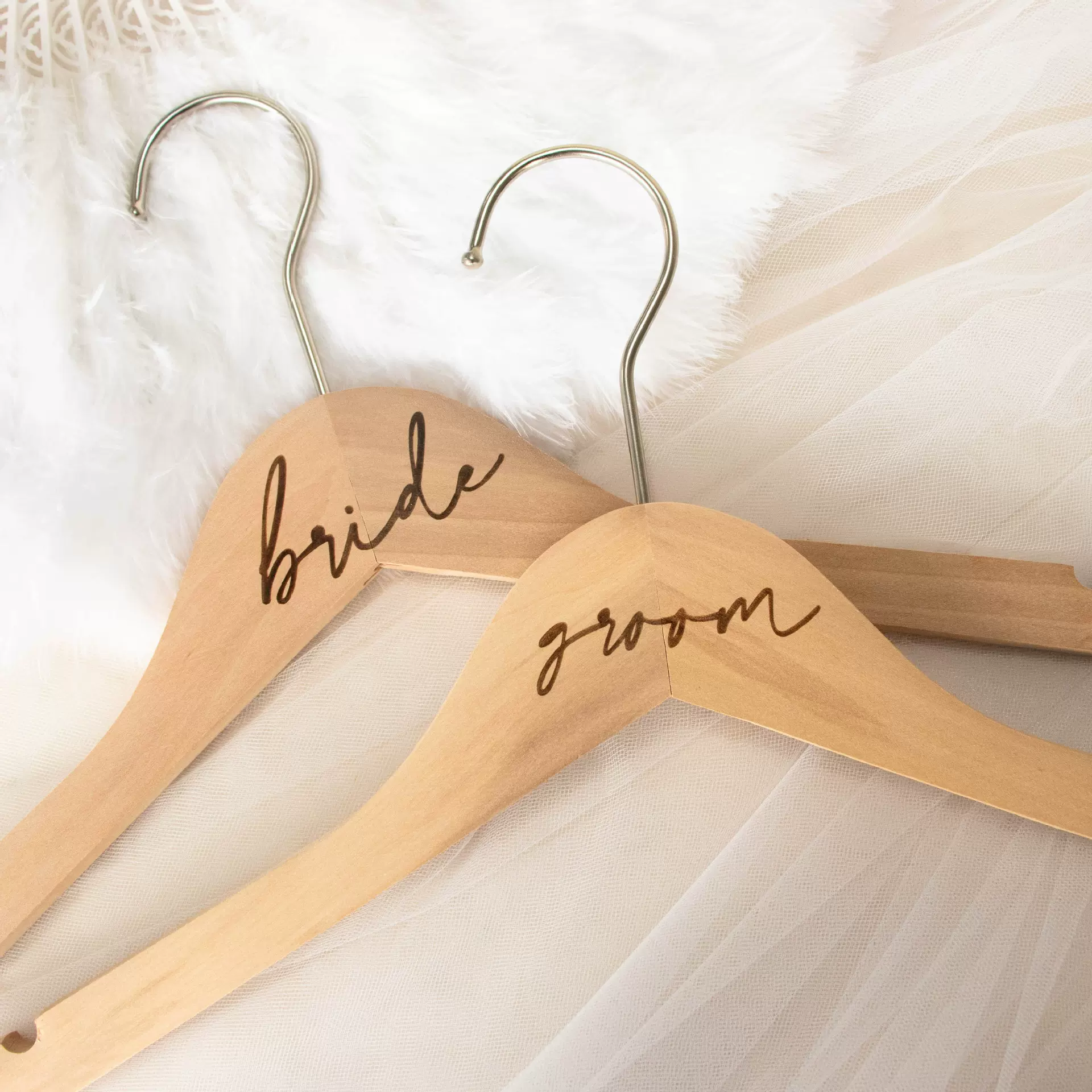 跨境专供Bride&Groom激光雕刻木质衣架 婚礼装饰婚纱礼服挂架