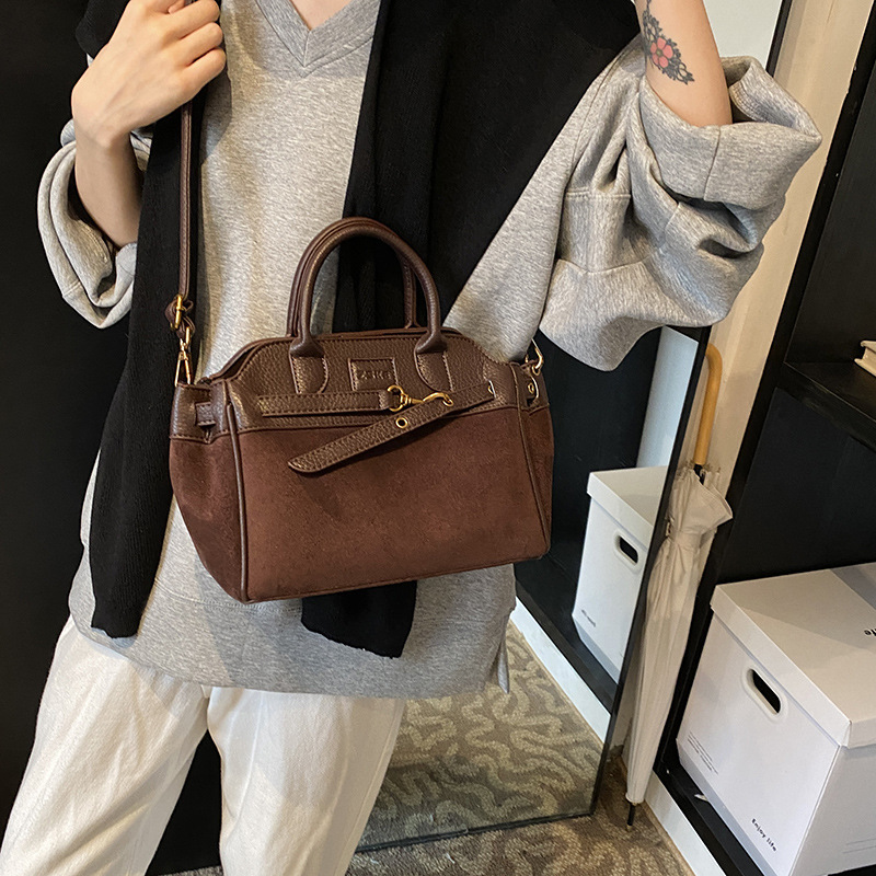 2024 otoño e invierno nuevo estilo retro todo-fósforo gamuza esmerilada hebilla de cinturón bolso de hombro de mano bolso de axila bolso de papel