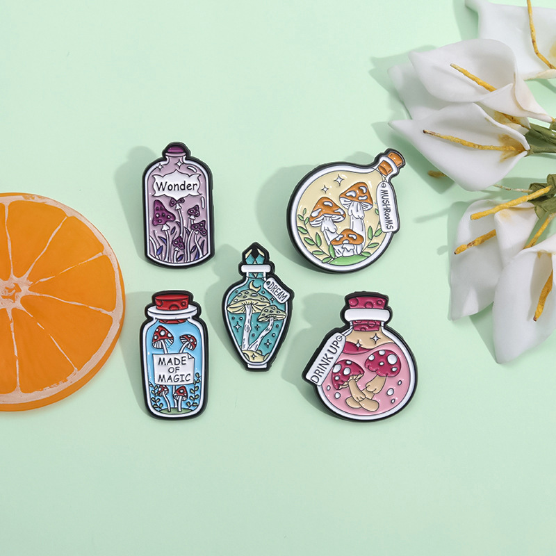 Design cartoon cute universal brooch for men and women