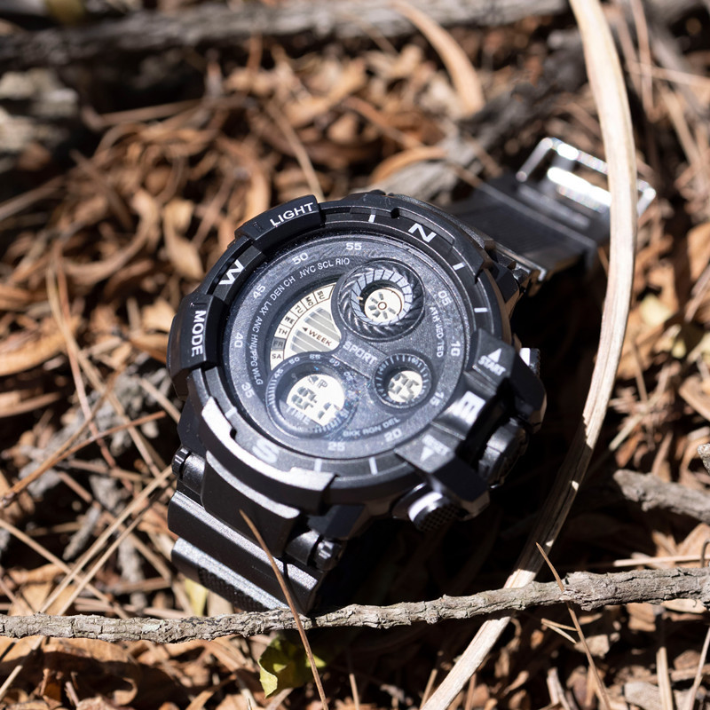 Fábrica al por mayor nuevos hombres al aire libre gran dial deportes reloj electrónico impermeable estudiante moda LED reloj luminoso