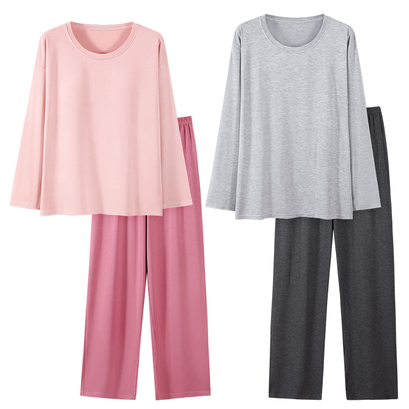 Model con cojín de pecho pijama pareja primavera y verano pantalones largos de manga larga sueltos nuevos estilos de ropa de hogar simple para hombres y mujeres