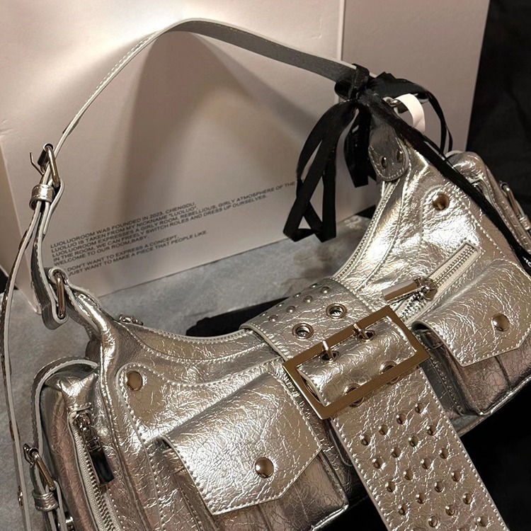 2024 Automne/Hiver Nouveau Doux Jubilé Fille Chaude Mode Métal Argent Moto Rivet Simple Épaule Aisselle Bandoulière_voghion.com