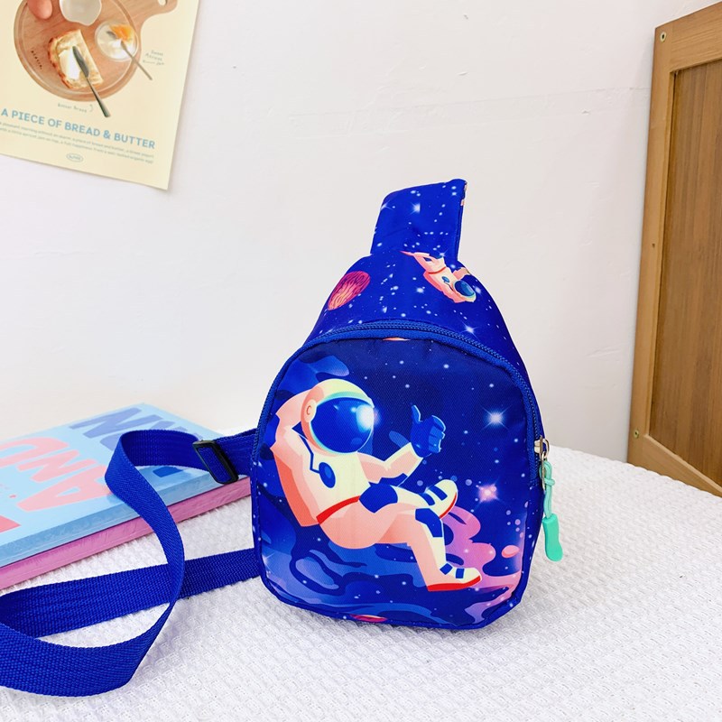 파란색 앉아있는 우주비행사