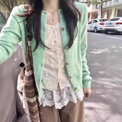 ミントの緑のレトロな巻きの縁のニットのカーディガンのセーターのコートの女性の新型の春と秋の柔らかいモチの早春の外は上着を掛けます。