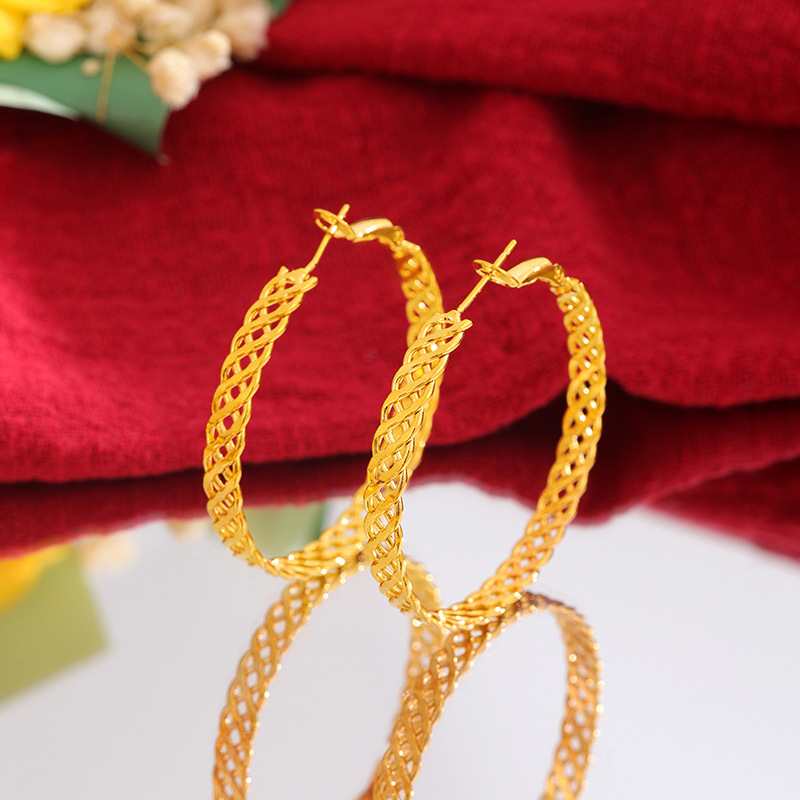 Pendientes huecos de aleación de cobre Pendientes tejidos de nudo chino Aguja de plata Joyería de moda para mujer Pendientes de oro de arena Fuente de la fábrica