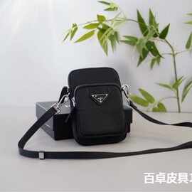 P拉达男士三角金属徽标饰再生尼龙手机包单肩包斜挎包图片实拍
