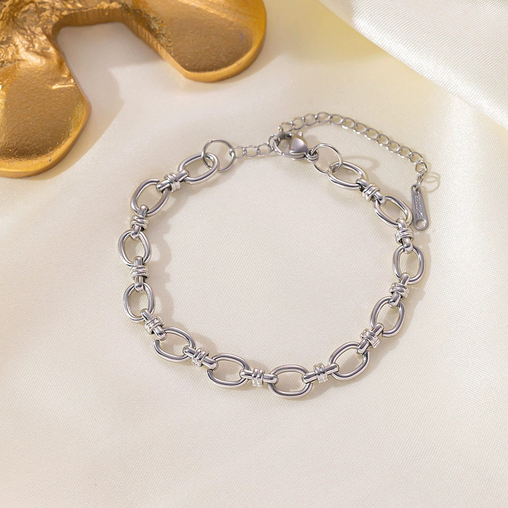 Venta directa de fábrica de joyería de temperamento simple de moda europea y americana al por mayor de joyería de pulsera de acero de titanio popular de lujo ligero francés al por mayor image 7