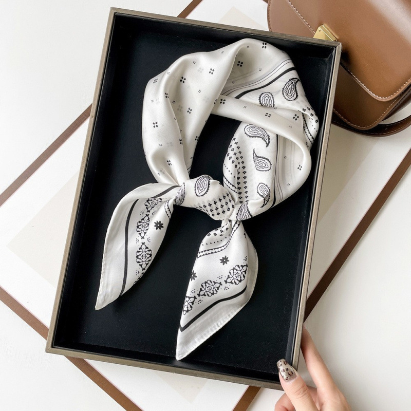 Verano bufandas de seda de cuello bufandas de seda 70 seda de imitación mujer flores de anacaju rojo retrógrado bufandas al por mayor