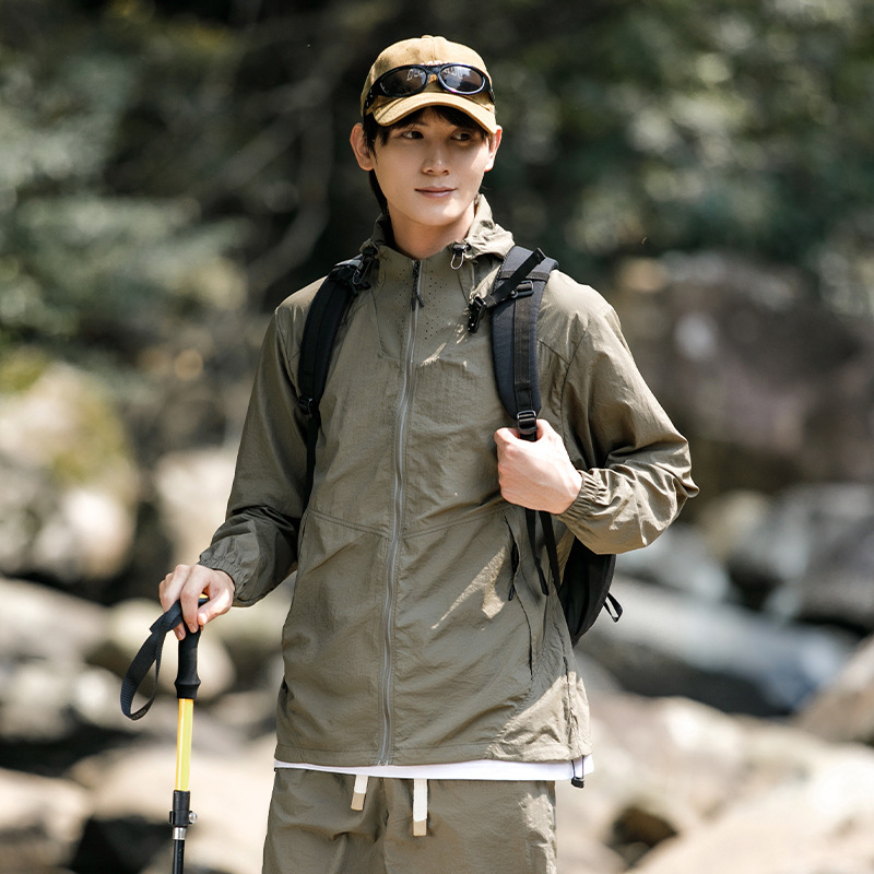 Ropa de protección solar al aire libre de montaña para hombres y mujeres de verano nueva seda de hielo delgada impermeable ropa de moda de protección solar pareja chaqueta encapuchada