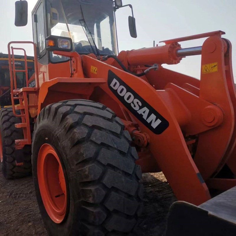 La cargadora Doosan DL505 ofrece un espacio de conducción cómodo, un motor de potencia potente y una explosión potente.