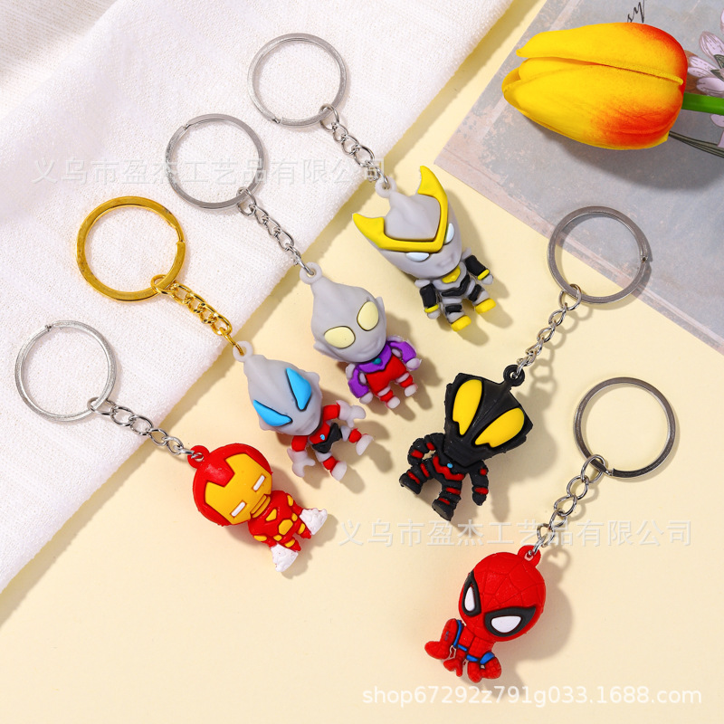 Nuevos llaveros de dibujos animados Ultraman Marvel Spiderman colgante mochila decoración