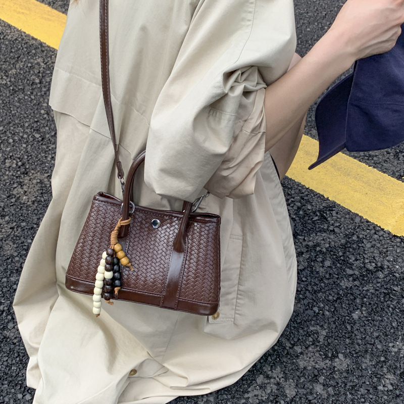 Bolsa de mano de alto nivel transfronterizo trenzada bolsa de cubo de agua para mujeres otoño y invierno 2025 nuevo estilo extranjero bolso de hombro bolso de mochila versátil