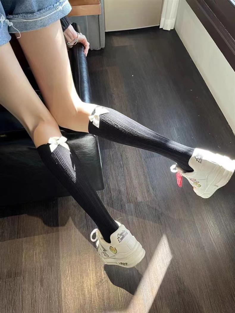 Bílá postava na zádech, mašlička hee, caf breathabe ponožky, kolena JK stye Instagram sim a roztomilé koláčové ponožky_voghion.com